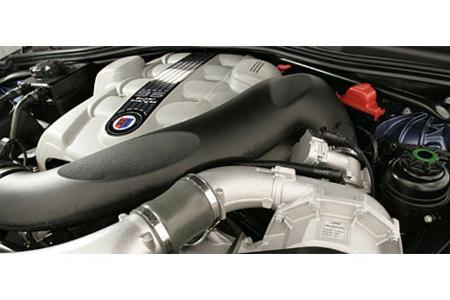 Man ahnt, dass viel drunter ist beim BMW Alpina B5. Exakt sind 500 PS