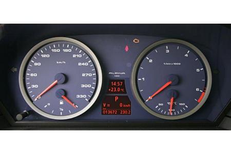 Einen Klecks Alpina-Blau gibt es auch im Cockpit.