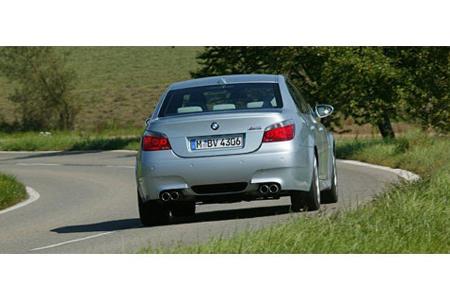 Der M5 pflegt den stämmigen Auftritt und bietet den sportlichsten Arbeitsplatz