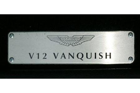 Edle Details wie die Vanquish-Plakette,