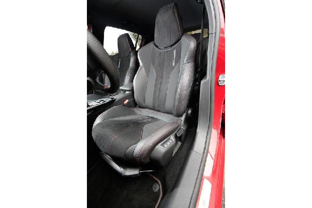 Peugeot 308 GTi, Fahrersitz