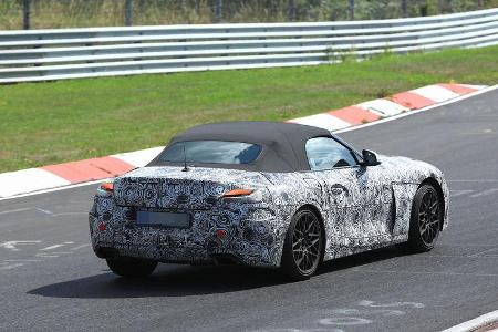 Unter der Tarnung des BMW Z4 sind auch schon die Leuchten zu entdecken. Sie zeigen sich schmal und mit einem LED-Lichtband.