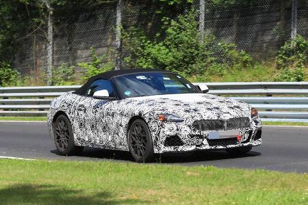Der Grill des Roadsters steht steil und erscheint extrem breit Die Scheinwerfereinheiten rangen weit in die Kotflügel hinein.
