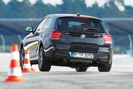 BMW M135i xDrive, Heckansicht, Slalom