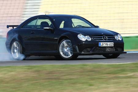 Im März folgte der Mercedes CLK 63 AMG Black Series. Ganz in schwarz, mit 517 PS bewaffnet und üppigen Spoilerwerk geschmück...