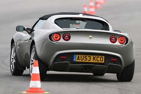 Der im britischen Hethel beheimatete Sportwagenhersteller Lotus begeistert weniger durch schiere Leistung, als mit einem her...