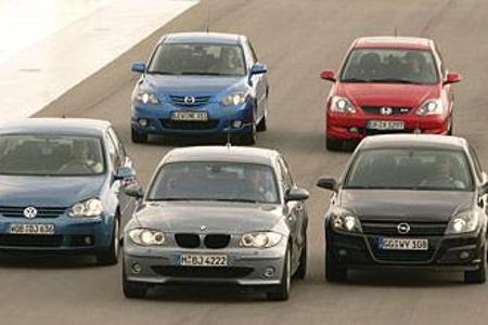 Mit dem Einser bereichert BMW die Kompaktklasse als einziger Hersteller nun mit Heckantrieb. Somit will der 120i nicht mit m...