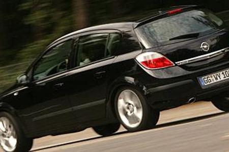 Schon der dynamische Auftritt verdeutlicht den äußerst agilen Charakter des Opel Astra, ...
