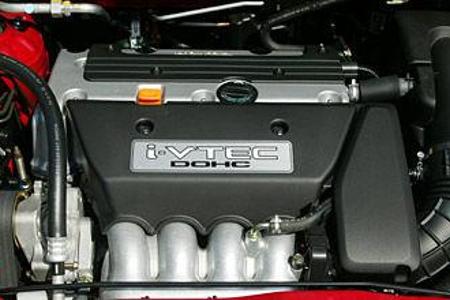 Der 160 PS starke 2.0i-Motor verlangt nach Drehzahlen. Fahrdynamisch agiert der Civic zurückhaltend, etwas träge beim Einlen...