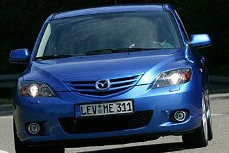 Optisch legt sich der Mazda 3 durch seine Rundungen und Sicken ...
