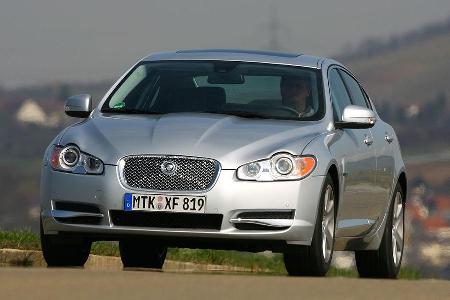 Mit einer Differenz von 209 PS teilen sich Platz 23. zum einen Jaguar mit dem XF, ...