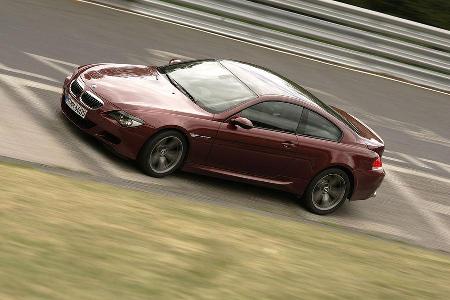 Im Vergleich dazu schiebt der M6 mit seinem fulminanten V10-Triebwerk mit 507 PS an.