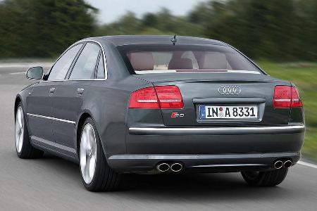 Das Topmodell S8 bietet mehr als die doppelte Leistung. 450 PS schieben die Luxuslimousine vehement nach vorne.