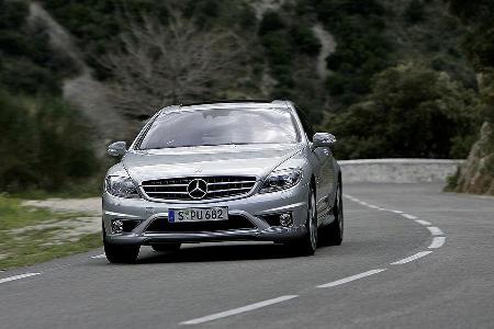 AMG implantiert den V12-Biturbo-Motor in das Coupé und lässt dieses als CL 65 AMG mit 612 PS auf die Straße.