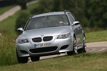 Genau wie im M6 kommt auch im M5 der betörende V10 zum Einsatz. Mit einem Spektrum von 337 PS landet der %er BMW auf Platz s...