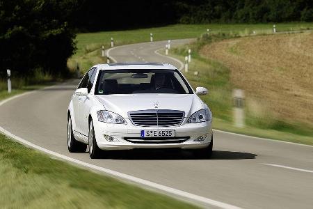 Das Luxus-Schiff von Mercedes bietet als kleinste Motorisierung einen 235 PS starken Sechszylinder-Diesel an.
