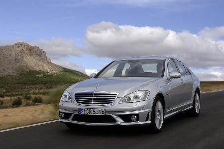 Auch hier können Interessenten auf ein AMG-Modell zurück greifen. Im S 65 AMG findet erneut das V12-Biturbo-Aggregat Platz u...