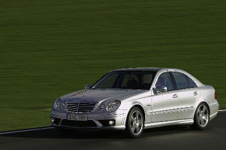 Zwischen dem E 200 CDI (136 PS) und dem E 63 AMG (514 PS) liegt eine Differenz von 378 PS.