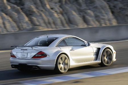 Hier lies es AMG nicht beim SL 65 AMG bewenden, sondern lieferte nun ein Black Series Modell nach, dass nun 670 PS leistet.