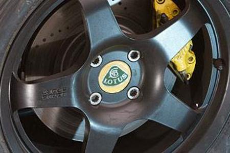 Die Bremse hat den 240R jederzeit im Griff. Die exklusiven Felgen des Lotus Exige tragen Yokohama Sportreifen