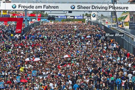 Zuschauer - 24h-Rennen Nrburgring 2014 - Start-Ziel-Gerade