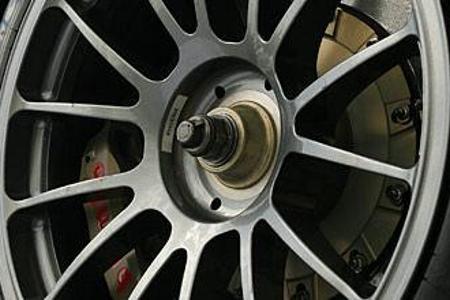 Carbon-Bremsscheiben beim DBR9-Rennwagen...