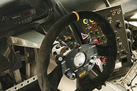 Fahrerorientiert: Der weitgehend entkernte Innenraum des FIA GT-Rennwagens zeigt Racing-Atmosphäre pur...