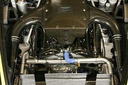 V12 gegen V8: Der Sechsliter-Zwölfzylinder des Aston DBR9 leistet bei 7000/min rund 600 PS,...
