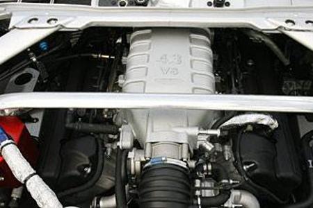 ...der V8 des Vantage holt aus 4,3 Litern Hubraum 385 PS bei 7300 Umdrehungen und bleibt damit auf Serienniveau
