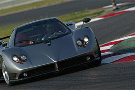 Der Pagani Zonda â absolutes Designerstück mit herausragenden fahrdynamischen Glanzleistungen. Die F-Version legt in punct...