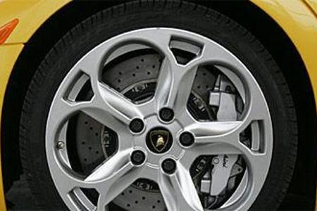 Der Lambo versteckt seine technischen Schmankerl hinter seiner geradlinigen und schnörkellosen Fassade.
