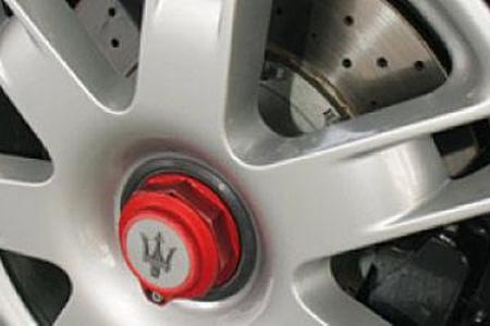 Die gripfreudigen Pirelli-Pneus sind speziell auf die besonderen Bedürfnisse des Maserati zugeschnitten. Und diese sind abso...
