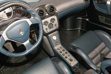 Dennoch bietet der Innenraum ein reichhaltiges Platzangebot, reduziert sich aber auf das Wesentliche, um dem Fahrer eine her...