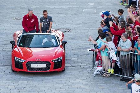 Audi R8 V10 Cabrio - Carlo Ancelotti - Philipp Lahm - FC Bayern Mnchen - Dienstwagen