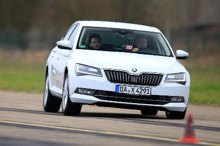 Skoda Superb 2.0 TDI, Frontansicht, Slalom