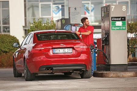 Jaguar XE 20d, Tankstelle, Heckansicht