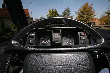 Auch im Cockpit klärt ein Hinweis über das Antriebsaggregat auf. Der Sechszylinder dreht bis 6.500/min.