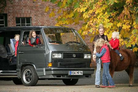 ...die die Familienbande Anna, Amber, Mutter Susanne, Zoe und Maja (von links) ebenso wenig missen wollen wie der eilige Fam...