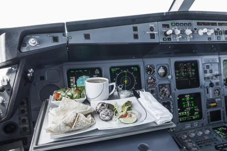 Fischvergiftung! Führungslos trudelt das Flugzeug durch die Lüfte... das kann nicht passieren, denn Flugkapitän und Co-Pilot...