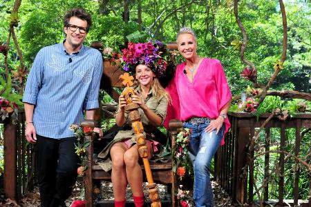 Dschungelkönigin Evelyn Burdecki mit den Moderatoren Daniel Hartwich und Sonja Zietlow