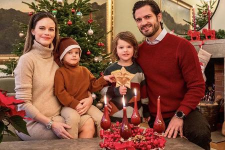 Carl Philip mit seiner Familie in weihnachtlichem Ambiente.