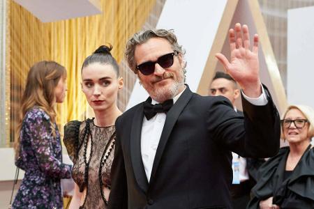 Anfang November bestätigte Joaquin Phoenix, was viele seit langem vermuteten: Der Schauspieler und seine Partnerin Rooney Ma...