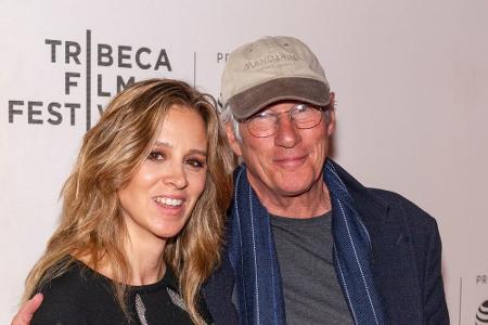 Mit 70 Jahren wurde Schauspieler Richard Gere im April noch mal Vater. Seine Ehefrau Alejandra brachte nur etwas mehr als ei...