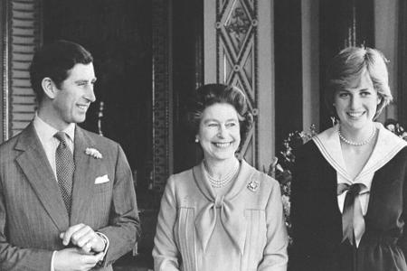 Im Februar folgt dann die Verlobung der 19-jährigen Diana mit dem 32-jährigen britischen Thronfolger.