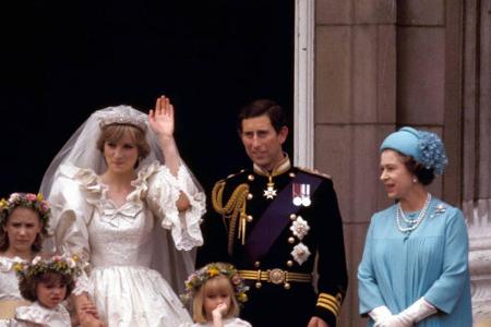Am 22. Juli 1981 steigt die Jahrhunderthochzeit. 750 Millionen Menschen weltweit sehen Diana in ihrem märchenhaften Brautkle...