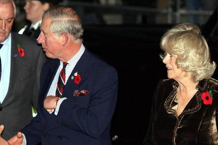 Prinz Charles und Camilla führen jahrelang eine geheime Affäre. 1992 werden angeblich mitgeschnittene intime Telefongespräch...
