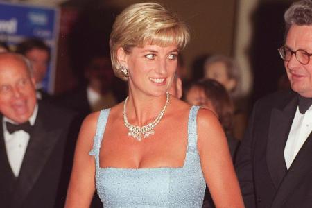 1996 folgt die Scheidung von Charles und Diana. Während sich Charles offen zu seiner Camilla bekennt, stürzt sich Diana in d...