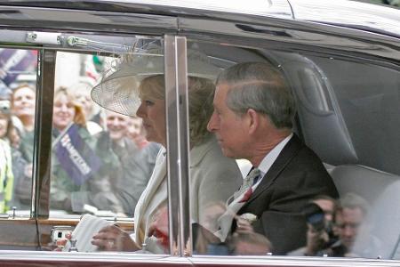 Nach fast 35 Jahren folgt schließlich das Happy End für Charles und Camilla. Am 9. April 2005 geben sich die beiden das Jawo...