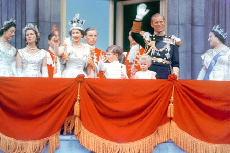 Coronation 1953 - HM Queen Elizabeth II - Royal Family gath...