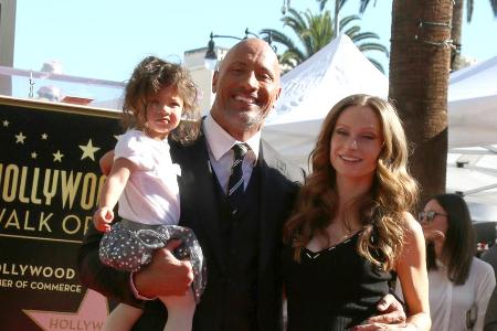 Dwayne Johnson mit seiner Frau Lauren und seiner Tochter Jasmine, die sich wie Nesthäkchen Tiana allesamt mit Corona infizie...